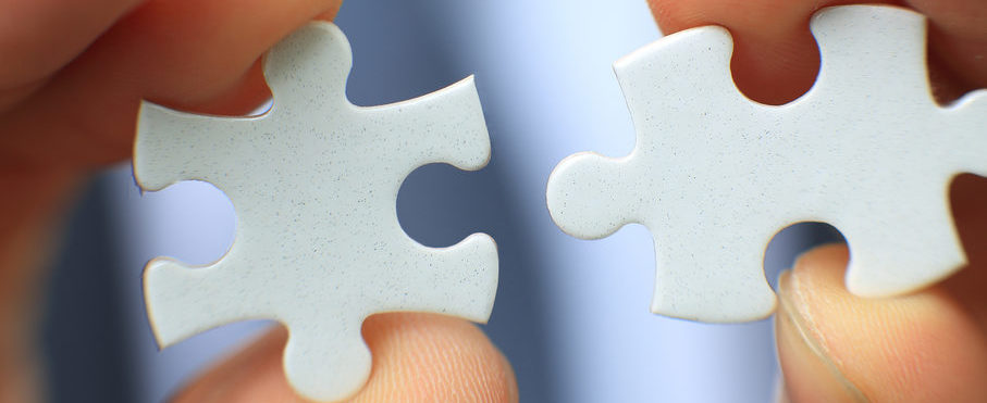 Zwei Puzzlesteiner zusammenfügen shutterstock 394990558
